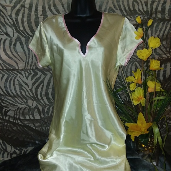 🌼Butter Cup Yellow Silky  Ladies Sleep Shirt🌼 - Picture 1 of 3